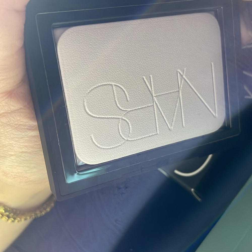 NARS Light Reflecting Pressed Setting Powder - Picture 3 of 4